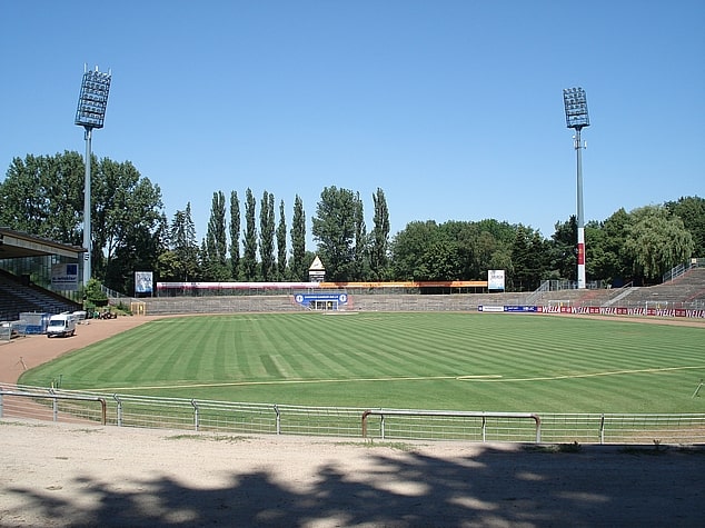 สนามแข่ง : Merck-Stadion am Böllenfalltor