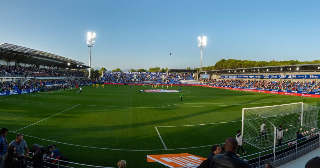 สนามแข่ง : Estadio El Alcoraz
