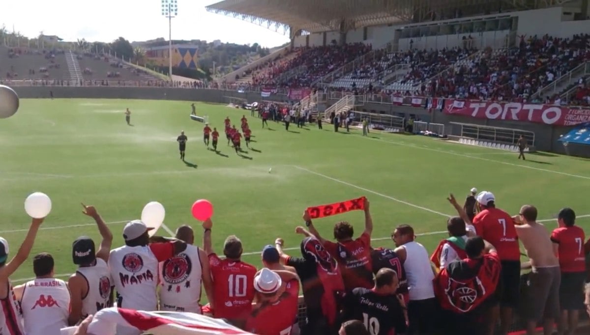 สนามแข่ง : Estádio Soares de Azevedo