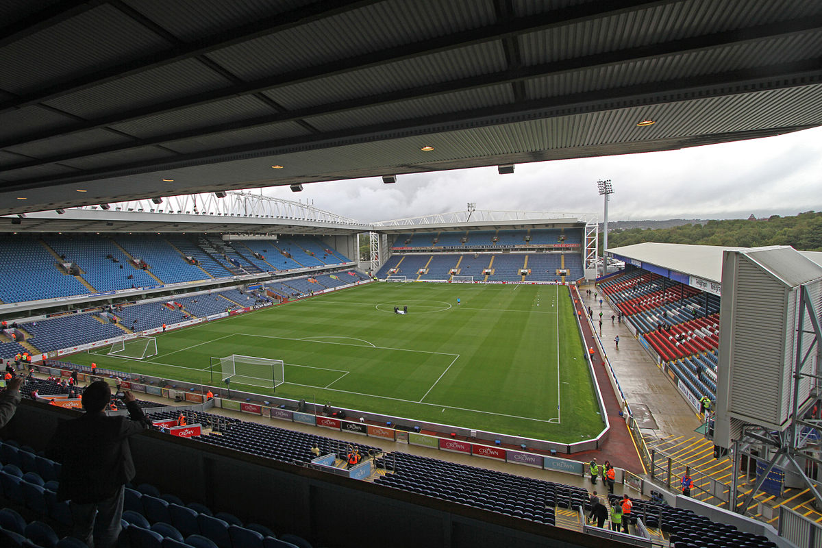 สนามแข่ง : Ewood Park