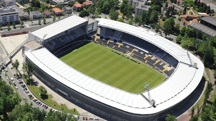 สนามแข่ง : Estádio Dom Afonso Henriques
