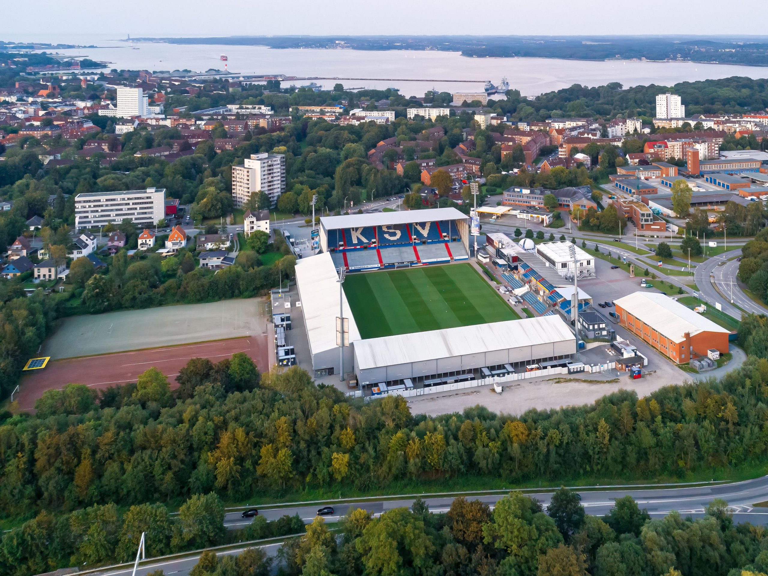 สนามแข่ง : Holstein-Stadion