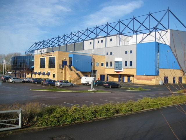 สนามแข่ง : Kassam Stadium