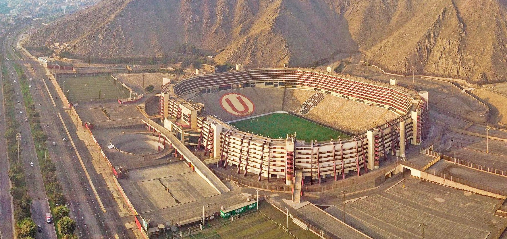 สนามแข่ง : Estadio Monumental "U"