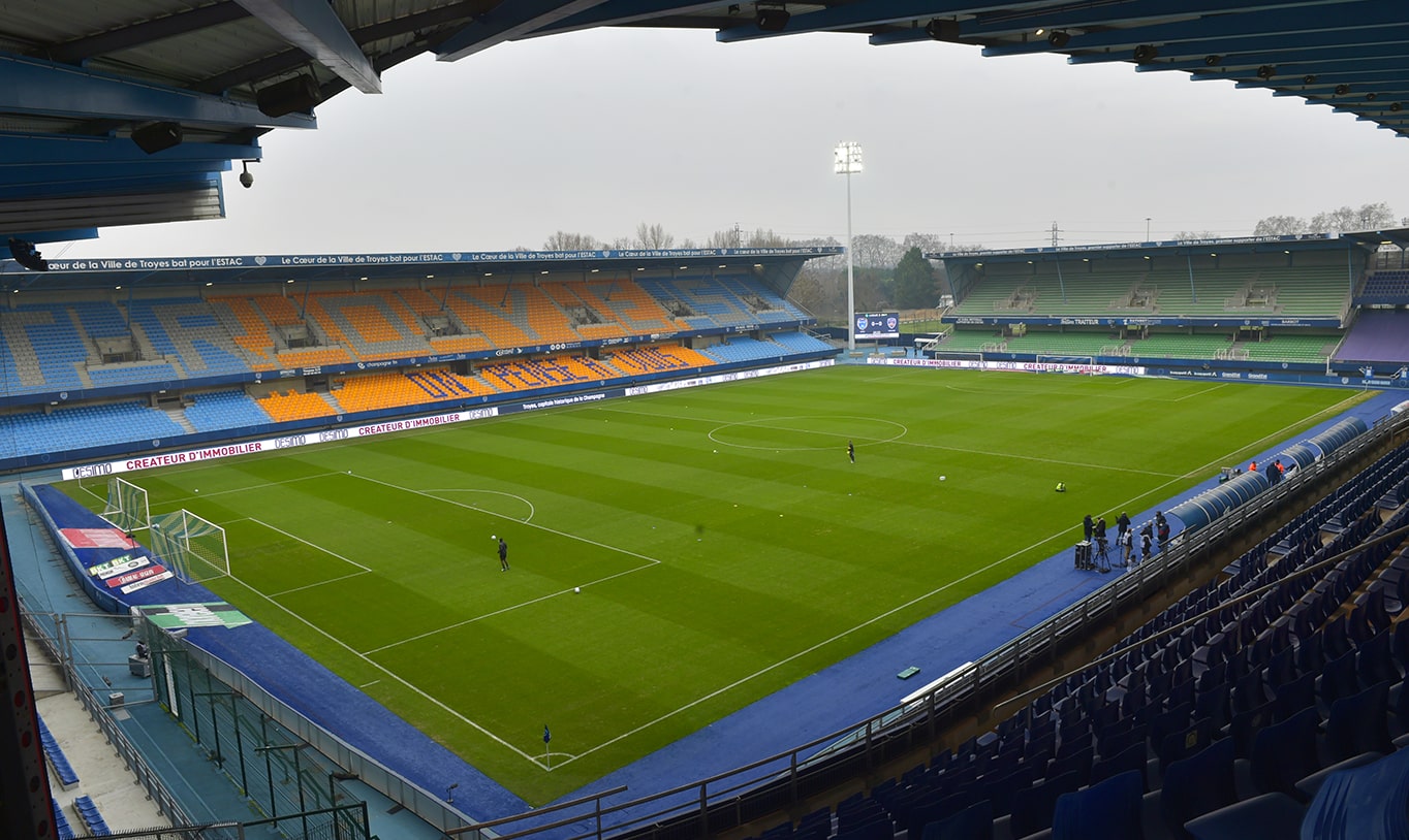 สนามแข่ง : Stade de l'Aube