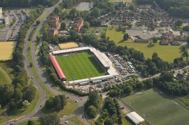 สนามแข่ง : Broadfield Stadium