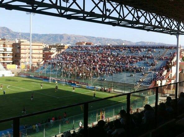 สนามแข่ง : Stadio Oreste Granillo