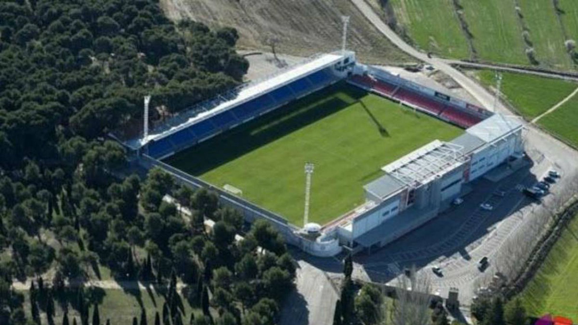 สนามแข่ง : Estadio El Alcoraz