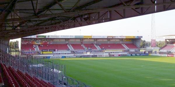 สนามแข่ง : Stadion De Braak