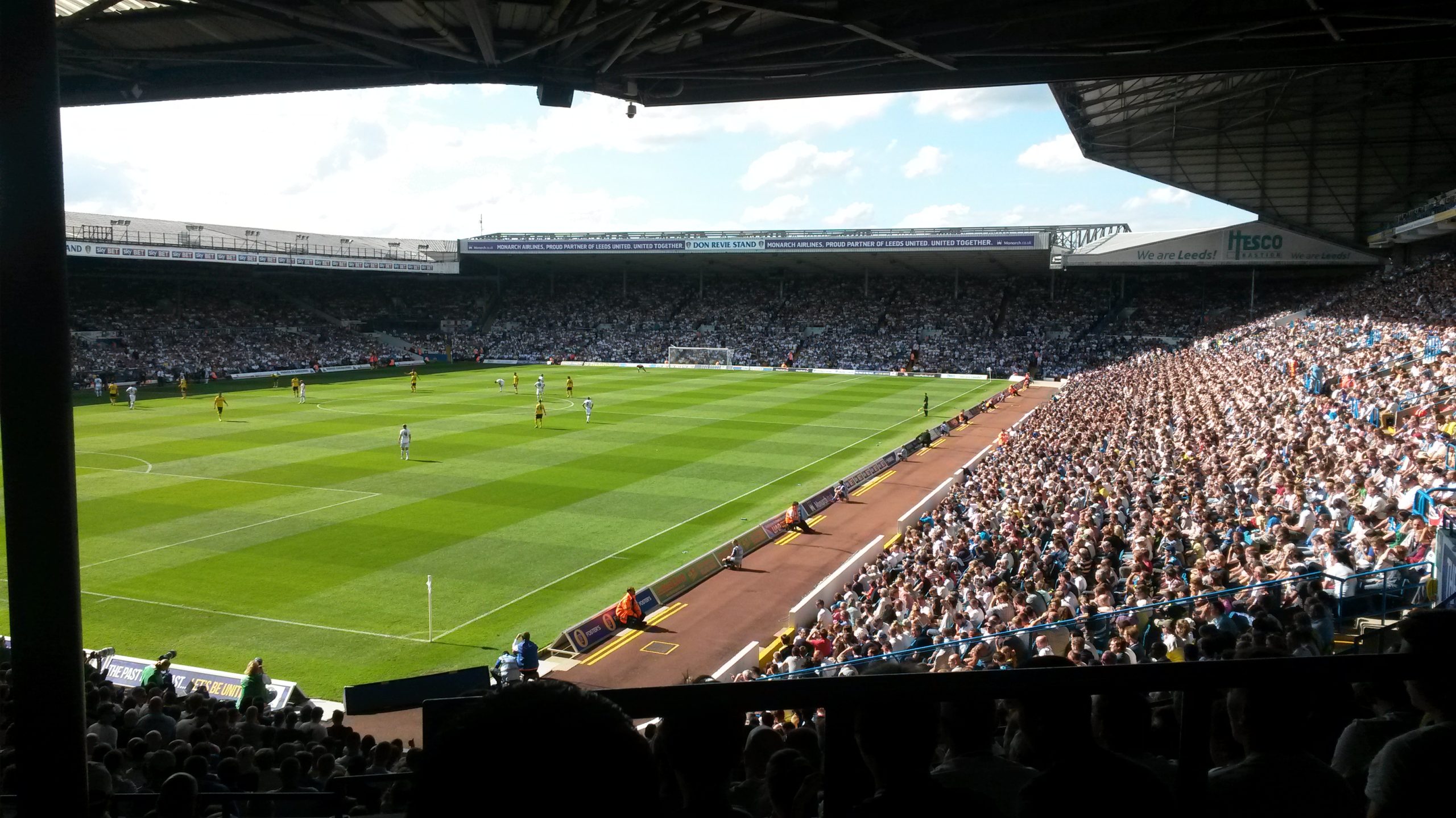 สนามแข่ง : Elland Road