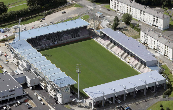 สนามแข่ง : Stade du Roudourou