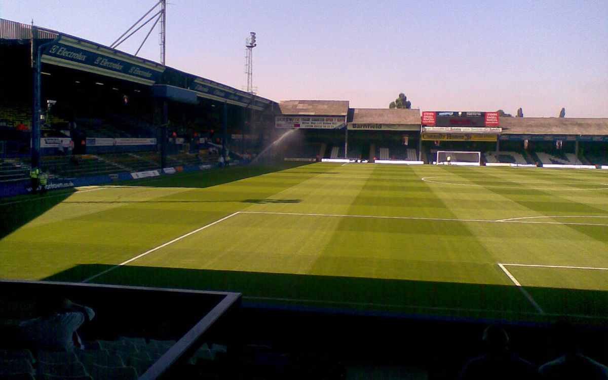 สนามแข่ง : Kenilworth Road