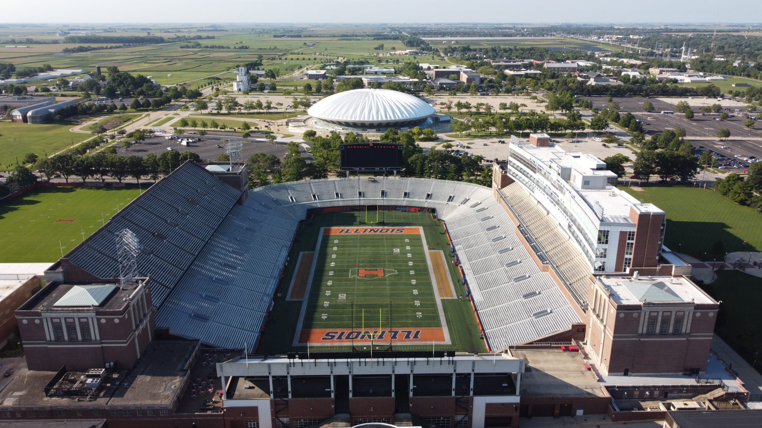 สนามแข่ง : Memorial Stadium