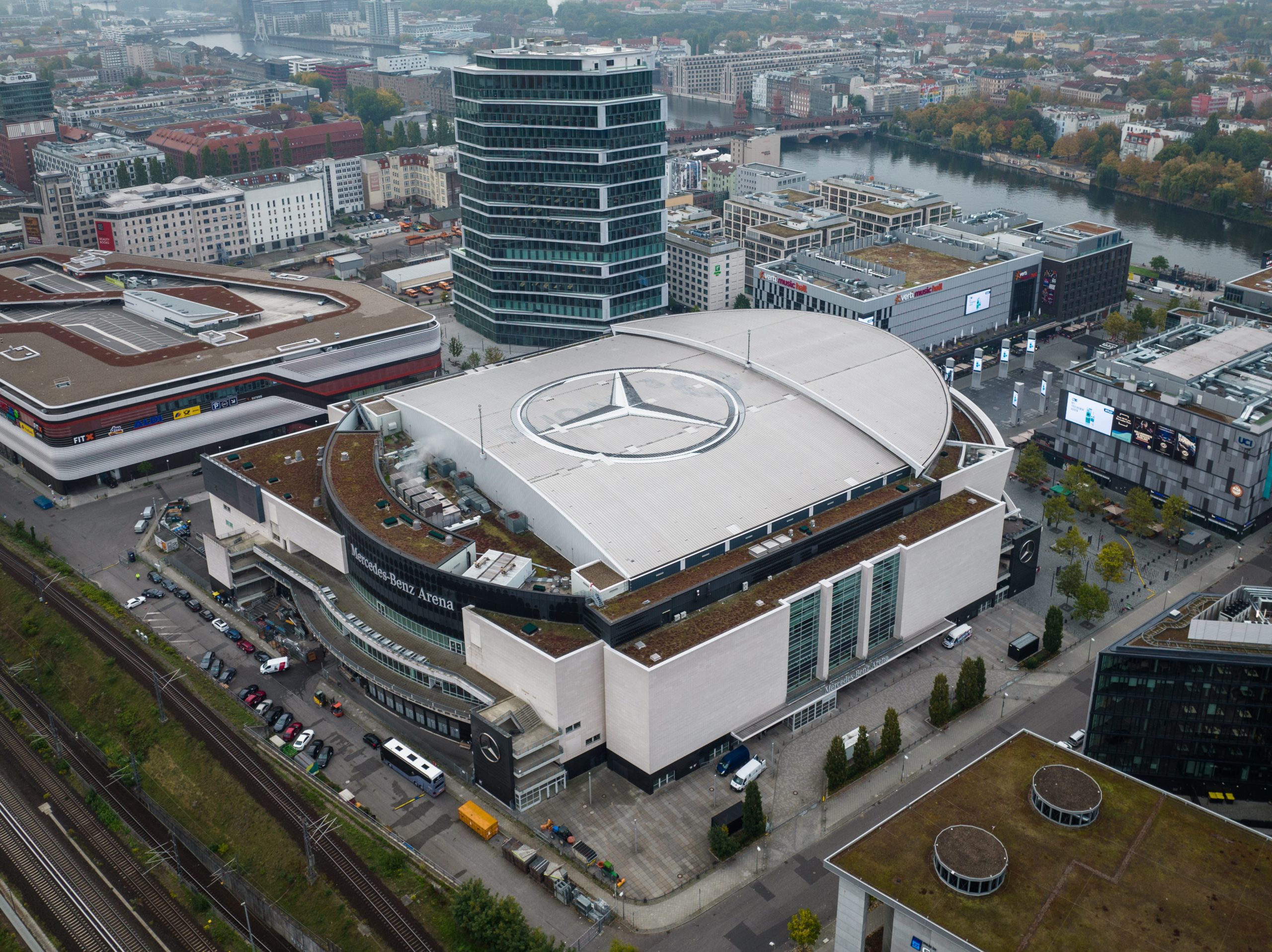 สนามแข่ง : Mercedes-Benz Arena
