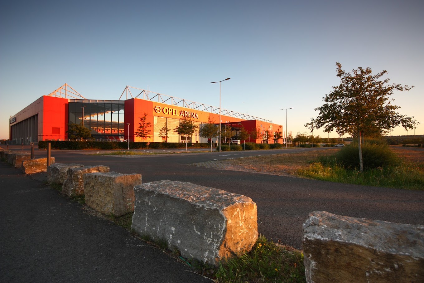 สนามแข่ง : MEWA ARENA