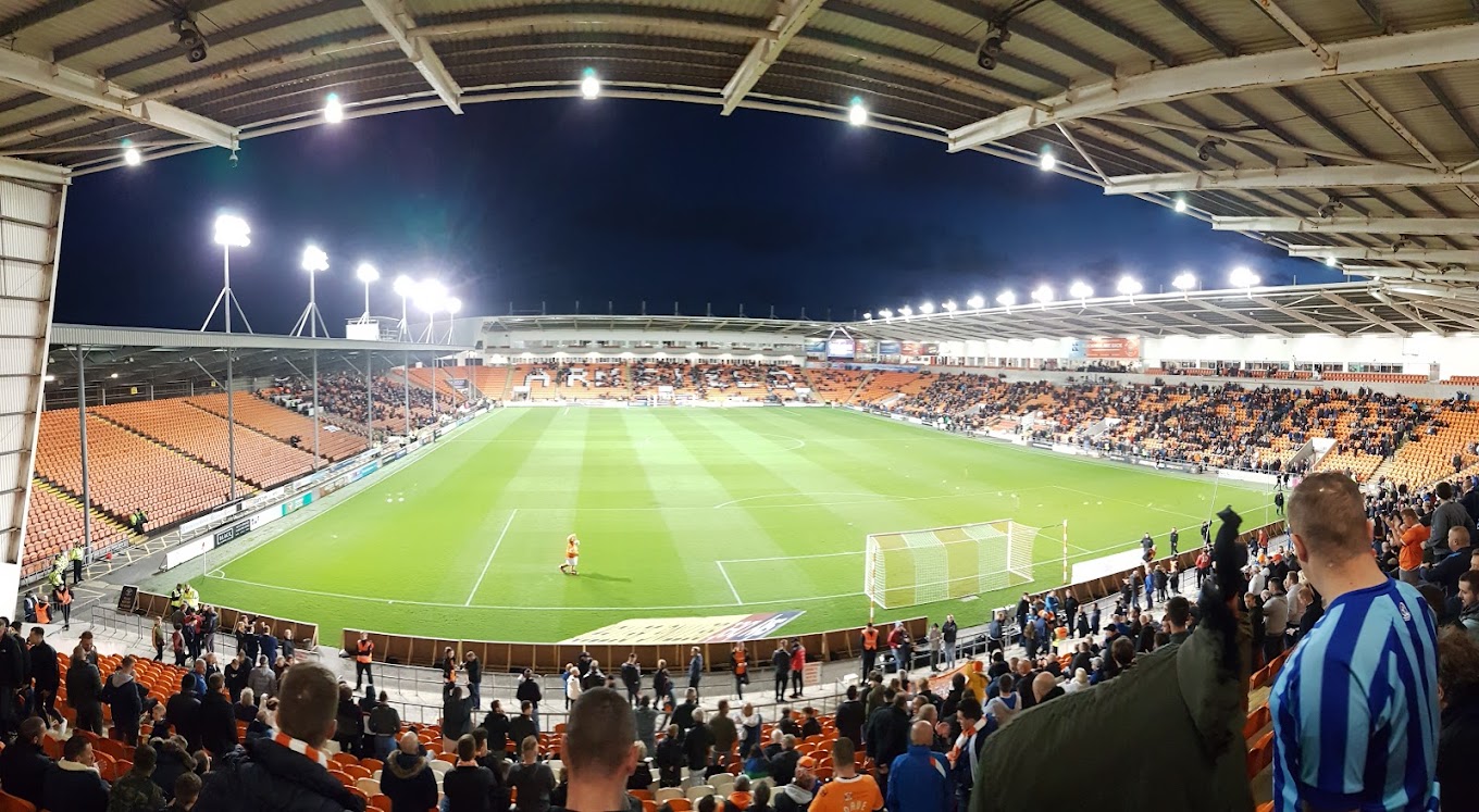 สนามแข่ง : Bloomfield Road