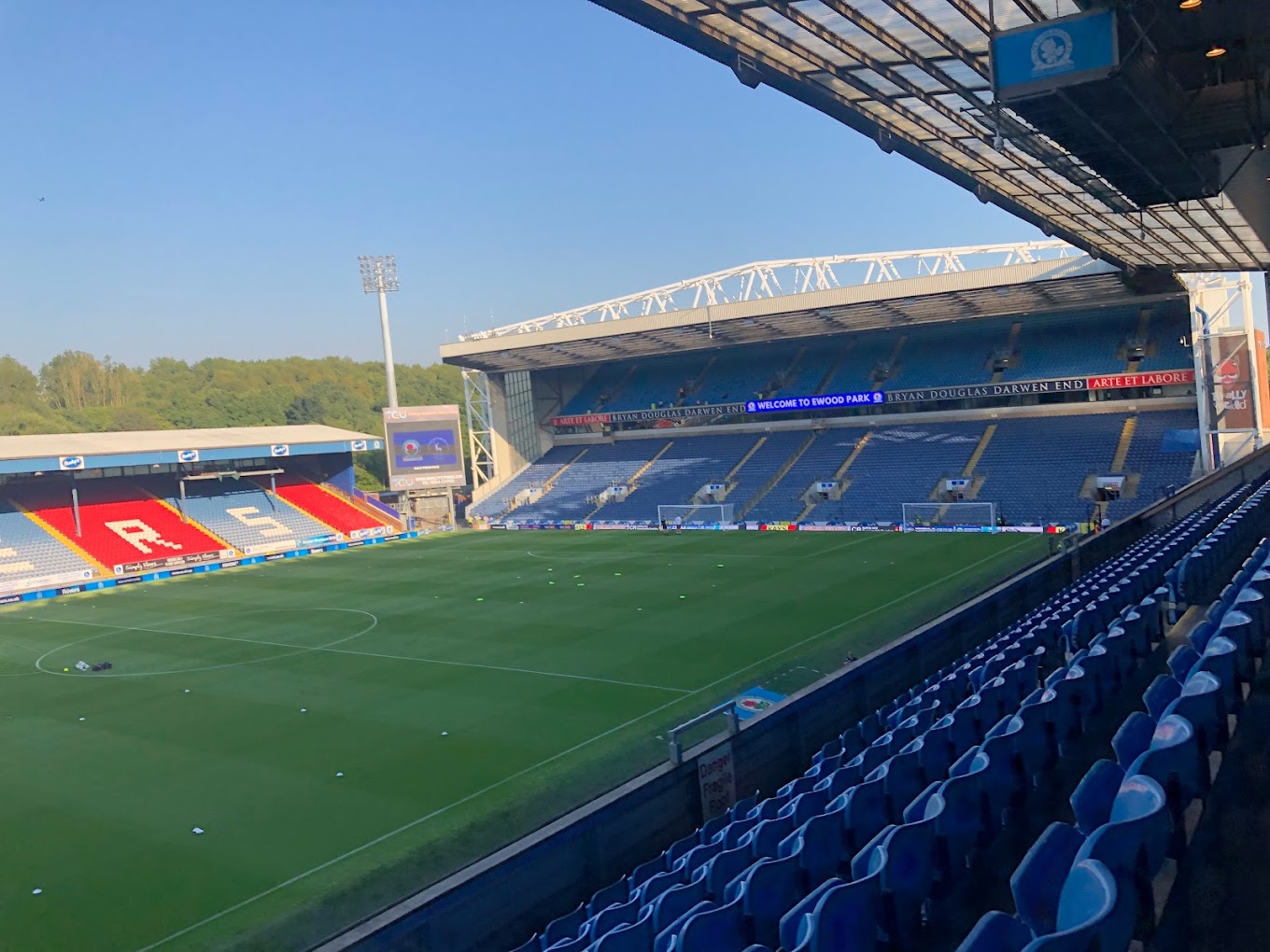 สนามแข่ง : Ewood Park