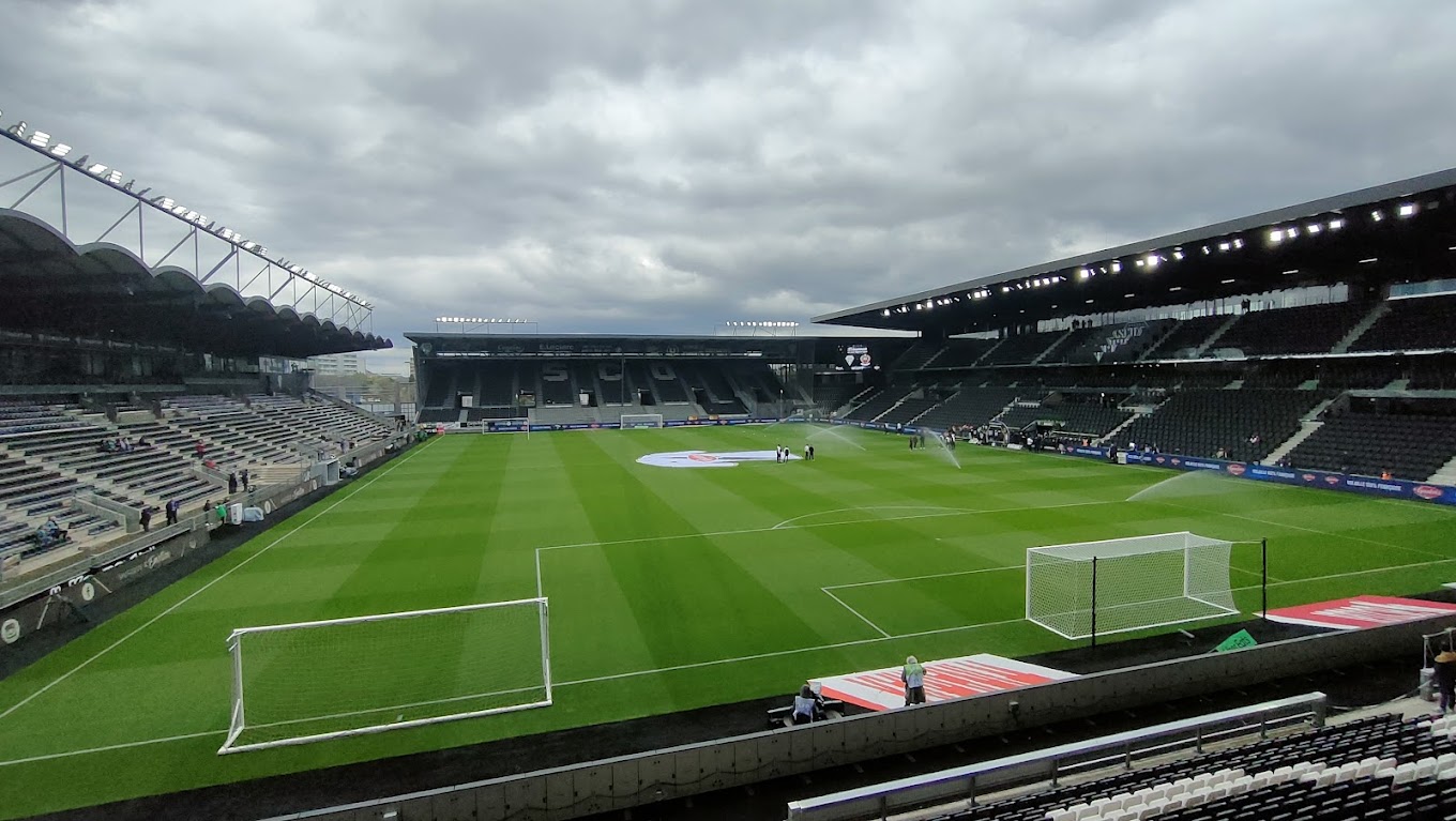 สนามแข่ง : Stade Raymond Kopa