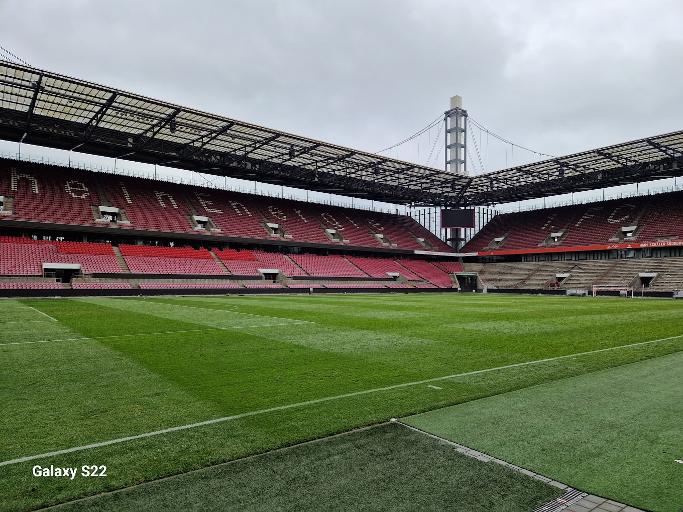 สนามแข่ง : RheinEnergieStadion