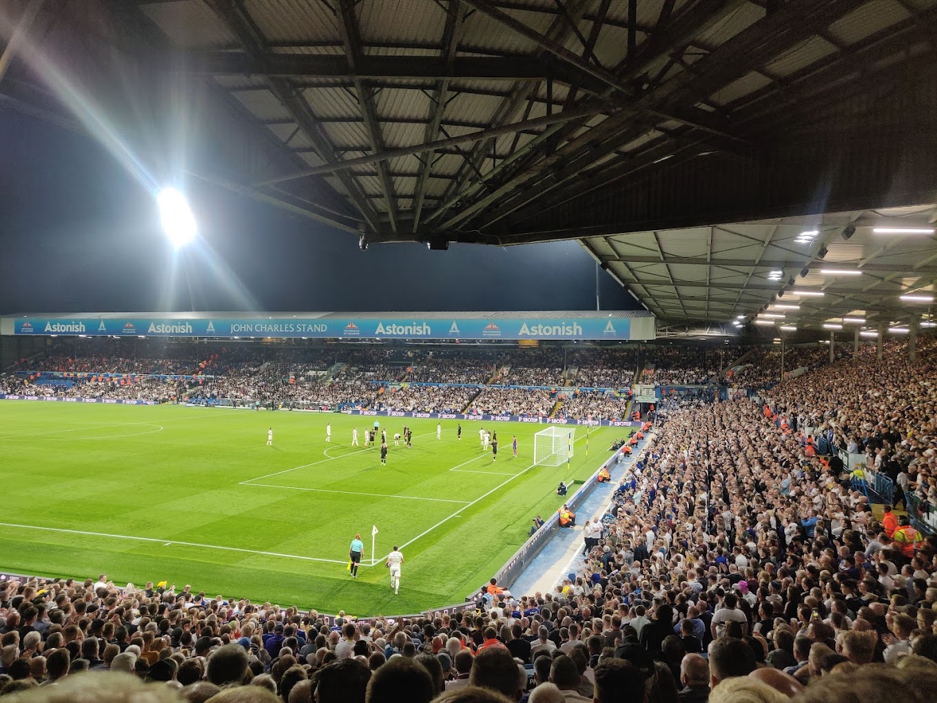 สนามแข่ง : Elland Road