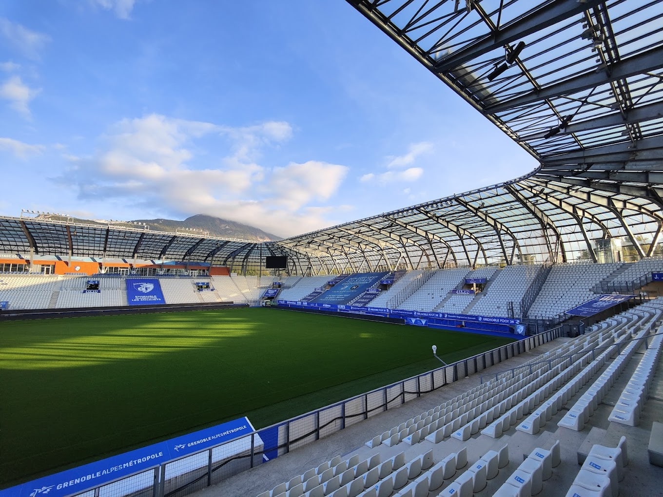 สนามแข่ง : Stade des Alpes
